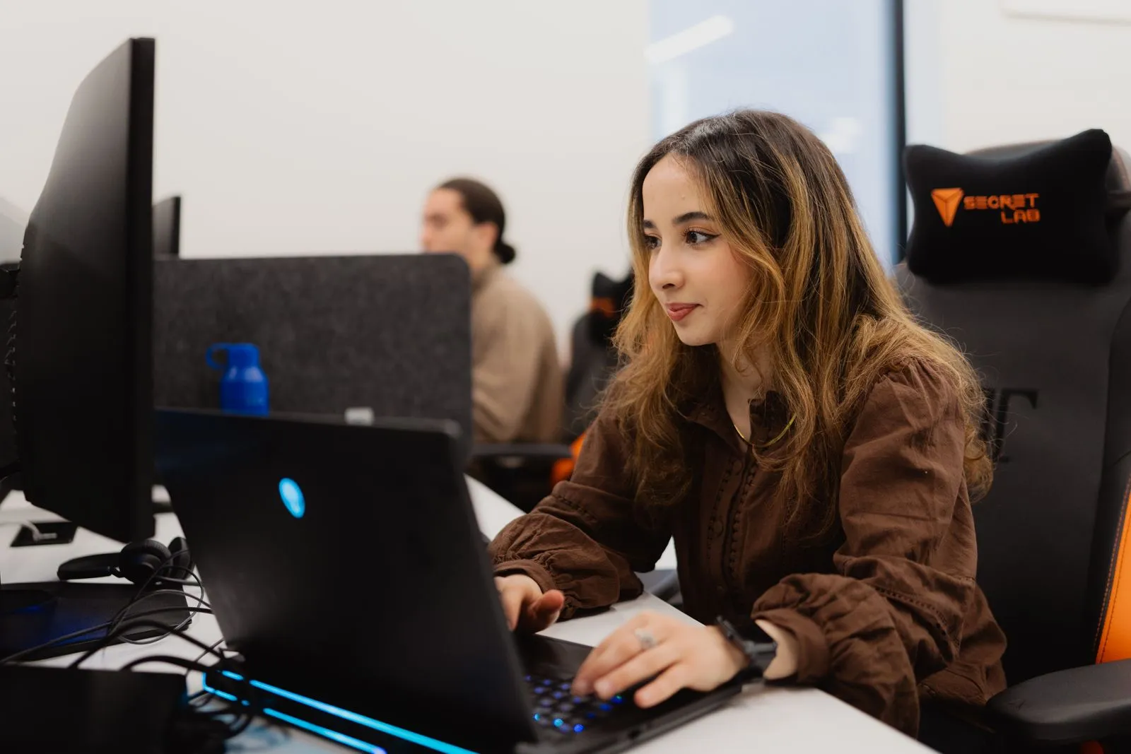 Une collègue concentrée à son portable